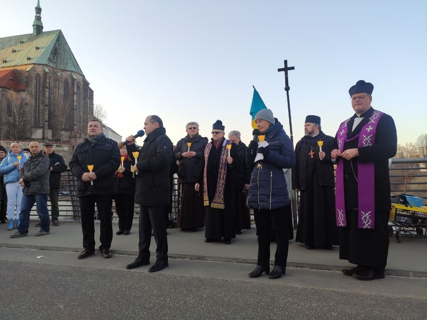 Poruszająca modlitwa w trzech językach za pokój i wolność Ukrainy na Moście Staromiejskim w Zgorzelcu [ZDJĘCIA]