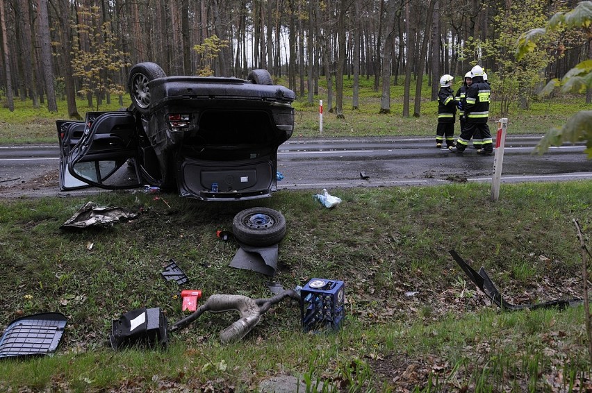 Wypadek Czmoń-Kórnik: BMW dachowało [ZDJĘCIA]