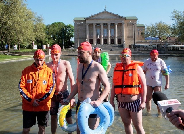 Maj 2009 r. W tym roku "Naszość" przebrała się za ratowników i ratowała tonących członków SLD. Piotr Lisiewicz i jego wesoła kompania mieli ze sobą koła ratunkowe, płetwy, deski do pływania i czerwone czepki pływackie z napisem &#8222;CCCP&#8221;. W parku przed Operą można było usłyszeć m.in.: "Czerwony czepek załóż komuchu na łepek!", "Arka Noego dla Napieralskiego!", "Eja, Łybacka, gdzie twoja karta pływacka?"