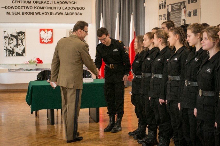 Sukces III LO: będzie wsparcie MON dla klas mundurowych w dąbrowskiej szkole ZDJĘCIA