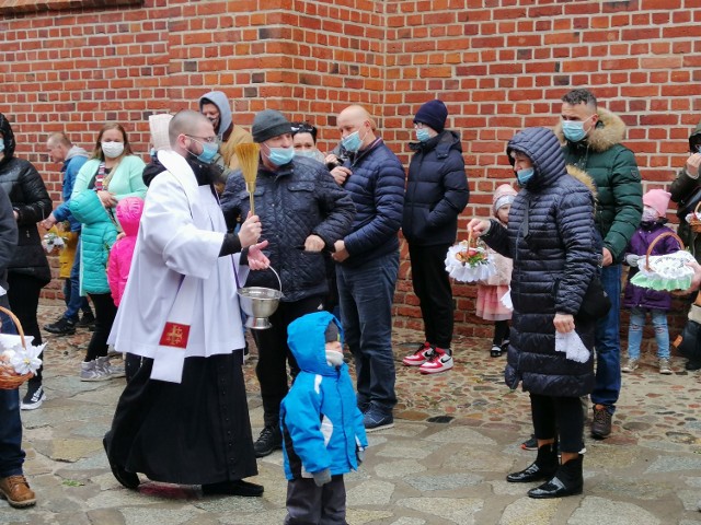 Wielka Sobota - święcenie pokarmów przed plebanią bazyliki w Kołobrzegu