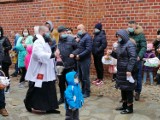 Święcenie pokarmów w czasie pandemii w Kołobrzegu - przed bazyliką co kwadrans