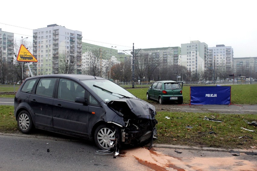 Wypadek na skrzyżowaniu Przybyszewskiego z Puszkina. Zmarła jedna osoba [ZDJĘCIA+FILM]