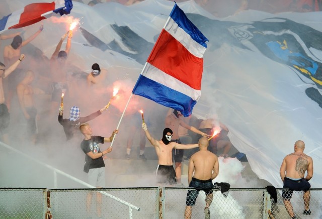 Polonia Przemyśl przegrała kolejny mecz w 4 lidze. Tym razem "Przemyska Barcelonka" uległa Czarnym Jasło 1:2 (1:1). Bramki: Kalawski 34 - Folwarski 27, Kulig 84.