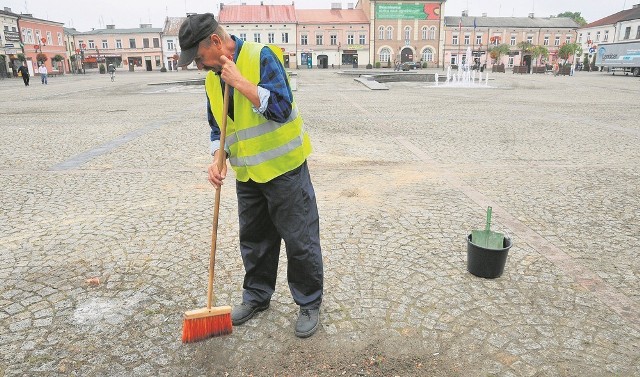 Na koniec sprzątania skierniewicki Rynek wypucowano miotłami