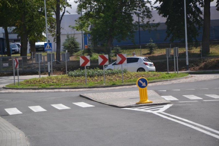 Rondo przy targowisku w Malborku otwarte dla kierowców. Jest mały problem z drogą 