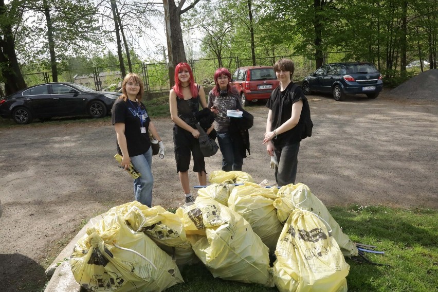 Psiątanie przy Schronisku dla Bezdomnych Zwierząt w Legnicy, zebrano kilka ton śmieci