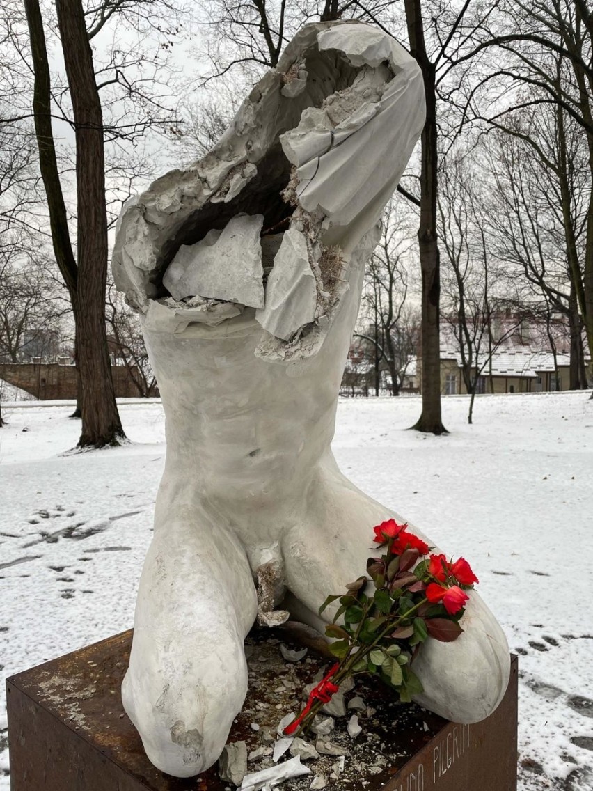 Kraków. Zniszczono rzeźbę pielgrzyma w Parku Bednarskiego. Stała tam... nielegalnie [ZDJĘCIA]