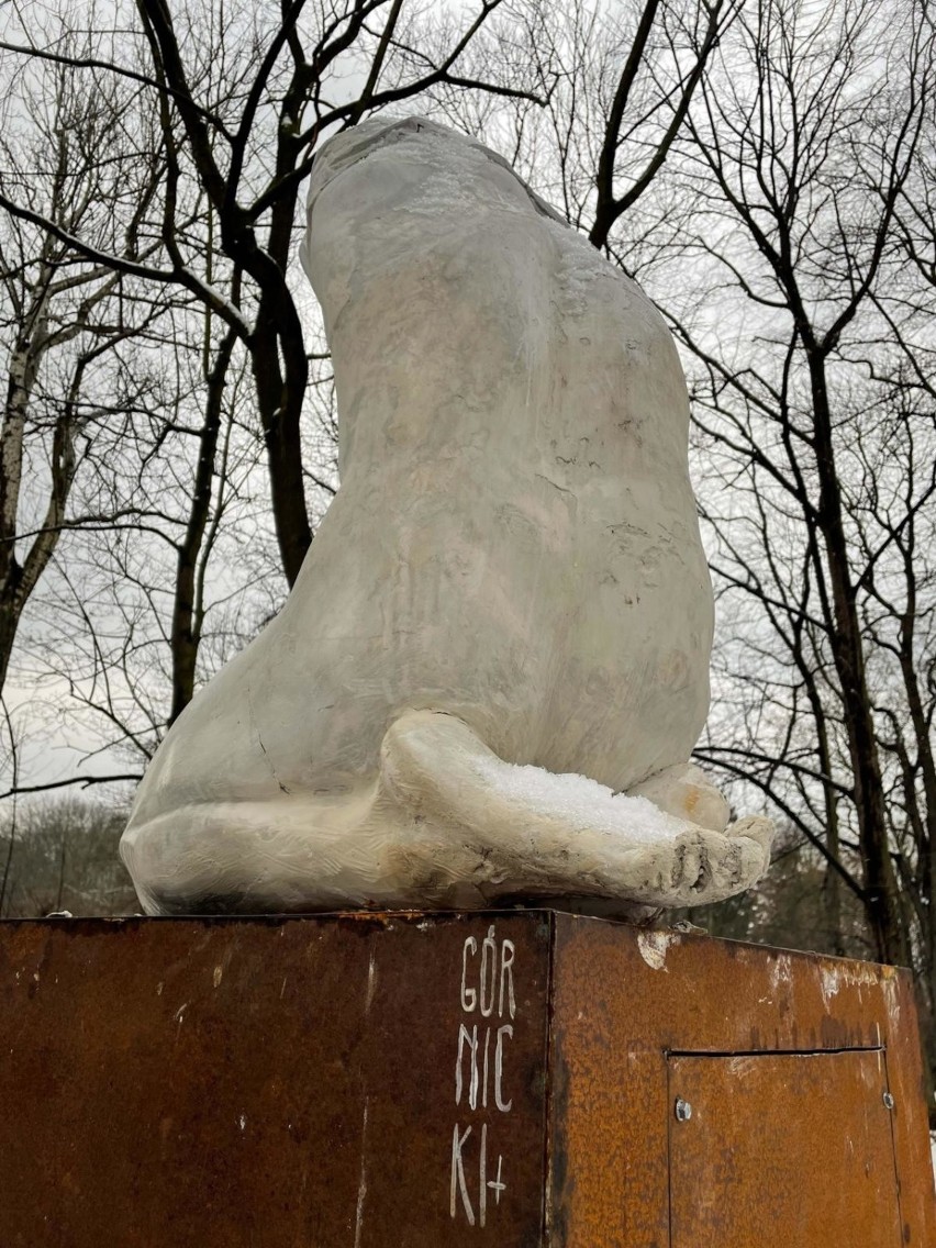 Kraków. Zniszczono rzeźbę pielgrzyma w Parku Bednarskiego. Stała tam... nielegalnie [ZDJĘCIA]