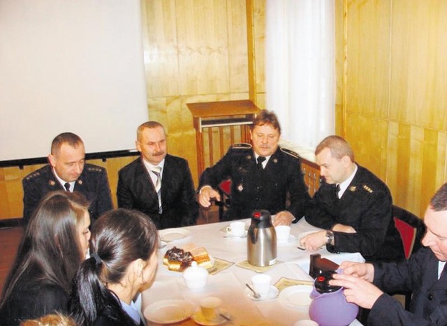 Radosław Nowak (w środku) podczas pożegnalnej kawy w Komendzie