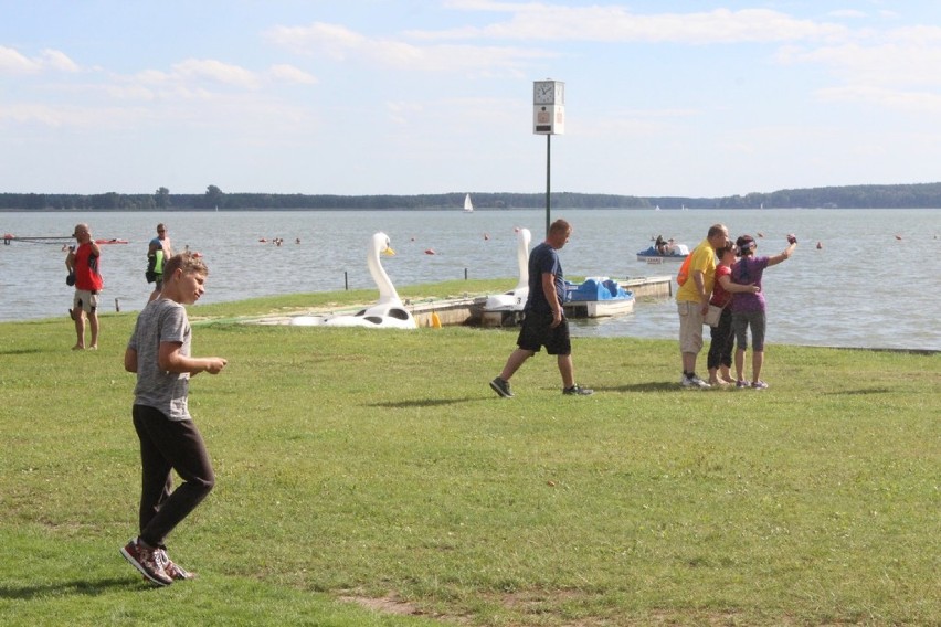 Dałabym ci dała, całusa słodkiego - Teresa Werner i tłumy na plaży