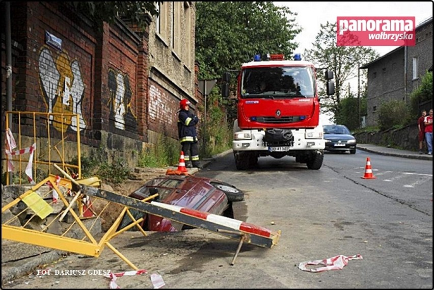 Sierpień 2009 r. Chwila nieuwagi kierowcy Tico jadącego ul....