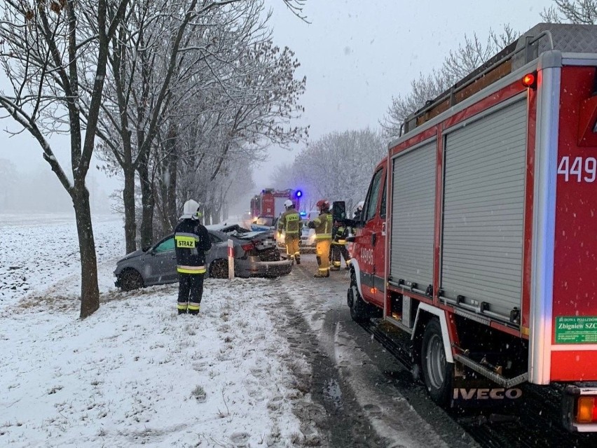 Wypadek w Żużeli. Na drodze krajowej nr 45 samochód wypadł z drogi i uderzył w drzewo. Jedna osoba przewieziona do szpitala