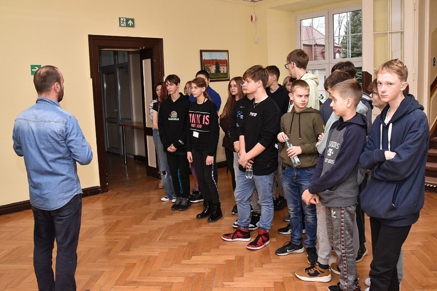 Młodzież odwiedziła lęborskie starostwo i poznawała pracę urzędników