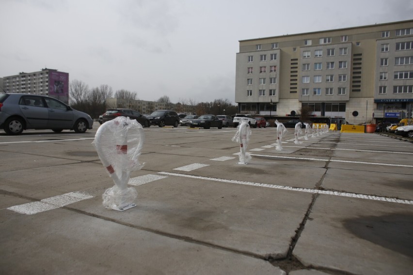 Parking P+R Metro Kondratowicza otwarty. Mieszkańcy nie kryją rozczarowania. "Koszmar architekta na 100 samochodów" 