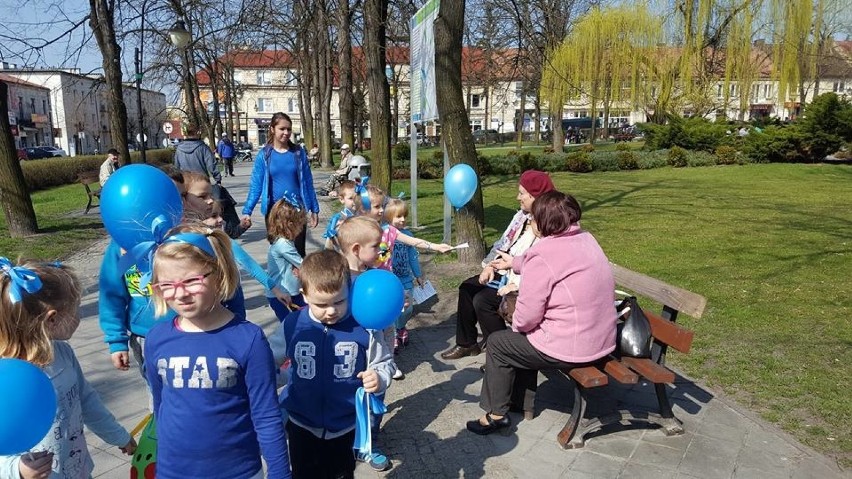 W Pińczowie obchodzili Dzień Świadomości Autyzmu. Przedszkolaki rozdawały niebieskie balony