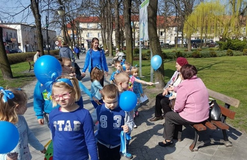 W Pińczowie obchodzili Dzień Świadomości Autyzmu. Przedszkolaki rozdawały niebieskie balony