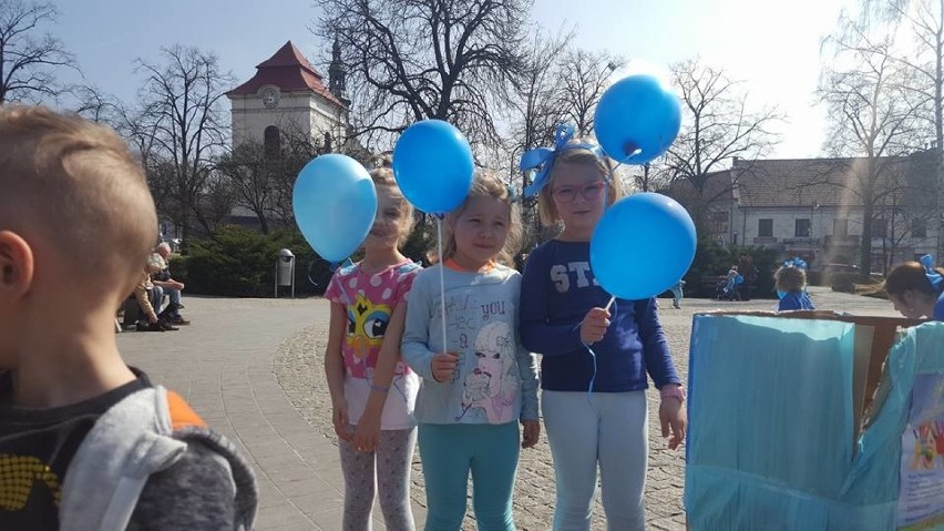 W Pińczowie obchodzili Dzień Świadomości Autyzmu. Przedszkolaki rozdawały niebieskie balony