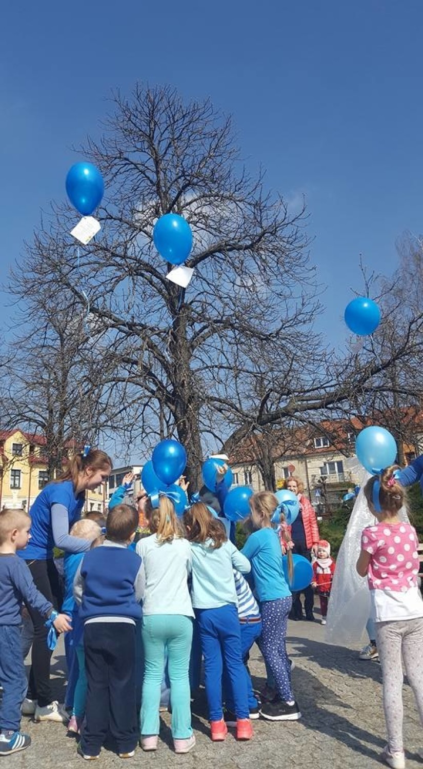 W Pińczowie obchodzili Dzień Świadomości Autyzmu. Przedszkolaki rozdawały niebieskie balony