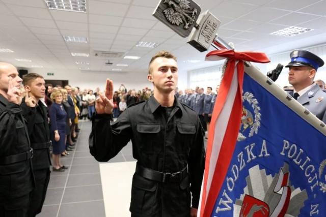 W czwartek 29 nowych funkcjonariuszy złożyło ślubowanie. Mundurowi zasilą wkrótce szeregi w komendach w całym regionie.

Ślubowanie policjantów w Lublinie. To wyjątkowy dzień dla 29 nowych funkcjonariuszy (ZDJĘCIA)