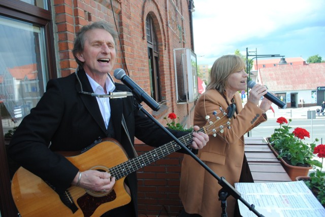 Długi świąteczny weekend rozpoczął 1 maja organizowany już po raz trzeci przez Soleckie Centrum Kultury „Gwiezdny dzień” . Był  więc  przemarsz  konwoju przez miasto, potem „Akademia Jedi” - dla najmłodszych-   z lekcją posługiwania się mieczem świetlnym (każdy mógł zostać rycerzem Jedi). Były też warsztaty garncarskie, otwarcie wystawy w Galerii  Homo Faber, konkurs plastyczny,  trening kuglarstwa kosmiczne  i wiele innych atrakcji.   

2 maja władze Sola zaprosiły na piknik rodzinny na placu przy ul. Ugory, połączony z  uroczystym otwarciem nowego placu zabaw. 
3 maja w południe odprawiona została msza św. w kościele vis a vis ratusza. Kiedy tłum wychodził ze świątyni, rozpoczął  się godzinny koncert zespołu „Trzeci Oddech Kaczuchy” (Andrzej Janeczko, Maja Piwońska) - z balkonu ratusza. Warto było tu być...


Niedziela bez handlu. Jakie są tego skutki? źródło: Dzień Dobry TVN/x-news

