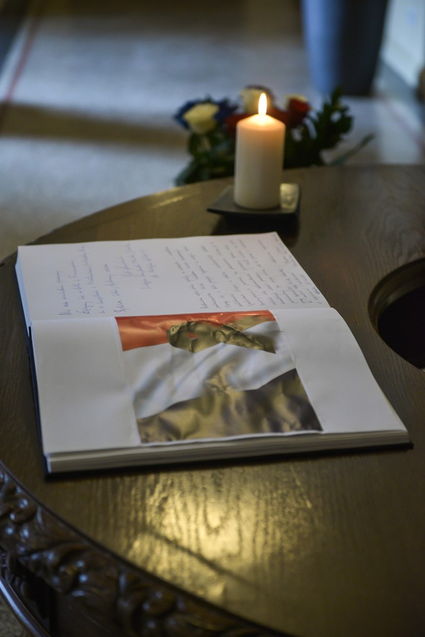 Księga kondolencyjna ofiar zamachu w Nicei w gdańskim ratuszu [ZDJĘCIA] 
