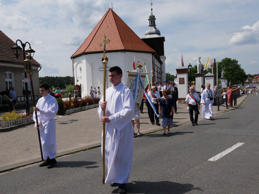 Boże Ciało Skoki. Ulicami miasta przeszła procesja. Wierni podążyli do czterech ołtarzy wokół rynku