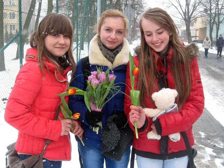 Martyna, Agnieszka i Patrycja dostały tulipany od kolegów z klasy