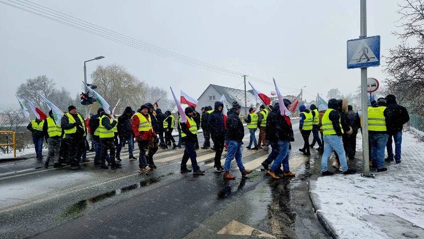 Protest rolników na drodze krajowej numer 10 w Kosztowie. Auta przepuszczane są co 20 minut