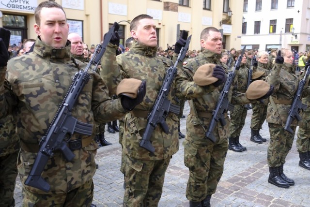 140 ochotników przygotowujących się do Terytorialnej Służby Wojskowej złożyło przysięgę na Rynku Nowomiejskim w Toruniu. Żołnierze będą służyli w 8. Kujawsko-Pomorskiej Brygadzie Obrony Terytorialnej im. gen. bryg. Elżbiety Zawackiej, ps. „Zo”. 

Bohaterów dzisiejszej przysięgi nazywa się po prostu terytorialsami. Mamy ich dziś na Rynku Nowomiejskim w zwartej formacji – połączonych wymogami wspólnej służby i żołnierskiego oddania. Gratulujemy im wojskowej pasji i dziękujemy za ich obecność w wojskowej panoramie regionu i Torunia  – powiedział zastępca prezydenta Torunia Andrzej Rakowicz.

Składający przysięgę żołnierze zostali powołani do służby 29 marca 2019 r. To pierwsza przysięga kujawsko-pomorskich „terytorialsów” na Rynku Nowomiejskim w Toruniu. Wśród zaprzysiężonych jest ponad 40 kobiet. 

Zobacz także: Ekumeniczna Droga Krzyżowa w Toruniu [ZDJĘCIA]

Uroczystość zakończyła defilada oraz festyn rodzinny.