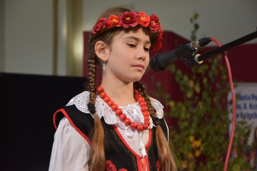 Kinga Dąbrowska z Sp nr 1 w Kożuchowie zaśpiewała w stroju...