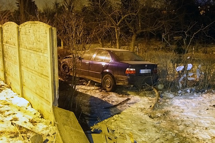 Wypadek w Kaliszu. Bmw wjechało do ogródka działkowego