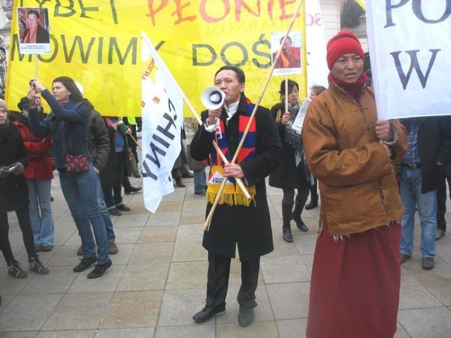 Pan Yeshi Lhosar na marszu z okazji 53. rocznicy powstania w Tybecie