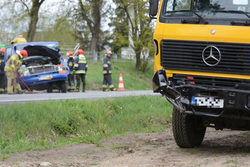 Samochód przewożący butle z gazem zderzył się z ciężarówką w Świerkocinie pod Grudziądzem [wideo, zdjęcia]
