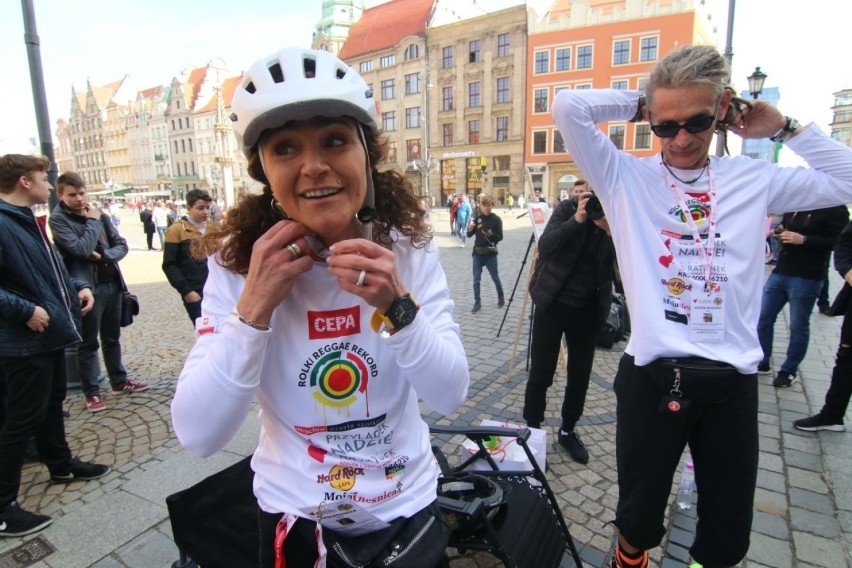 Wrocław. Mąż i żona jeżdżą wokół Rynku, na rolkach. I to przez całą dobę. Po co? (ZDJĘCIA)