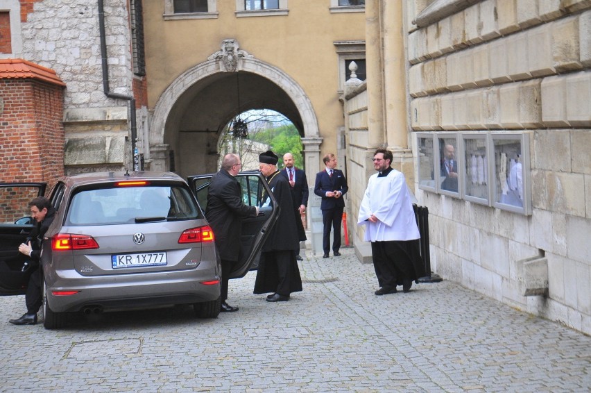 Takim volkswagenem golfem porusza się abp Marek Jędraszewski