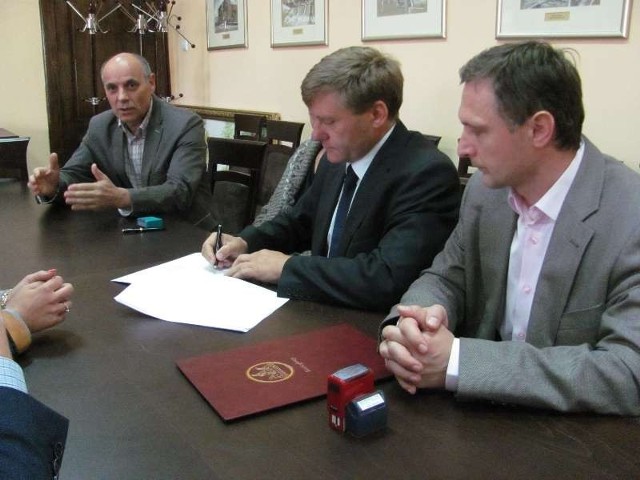 Podpisanie umowy z wykonawcą przebudowy Pałacu Biskupiego w Koziegłowach.