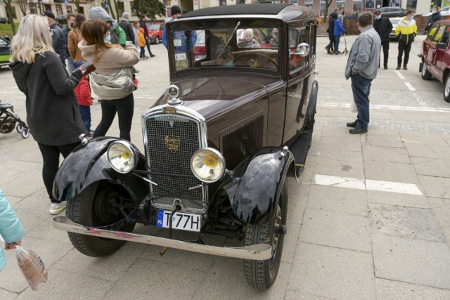 W niedzielę, 25 kwietnia na Placu Wolności w Kielcach przygotowano wielką atrakcję dla fanów motoryzacji i nie tylko. Kielecki Klasyki otwierały tego dnia sezon. Wydarzenie zorganizowano w reżimie sanitarnym. Pojazdy zostały zaparkowane  w odpowiedniej odległości. Tym razem, z powodu obostrzeń sanitarnych nie było konkursów zręcznościowych ani zabaw automobilistycznych, ale już sam widok takich maszyn zapierał dech w piersiach.

Czytaj więcej: Kieleckie Klasyki zainaugurowały sezon. Na placu Wolności było wiele unikatowych samochodów i motocykli [WIDEO, ZDJĘCIA]

Na kolejnych slajdach zobaczcie, jaki cuda motoryzacji zaparkowały w niedzielę, 25 kwietnia na kieleckim Placu Wolności >>>>>>>>>

