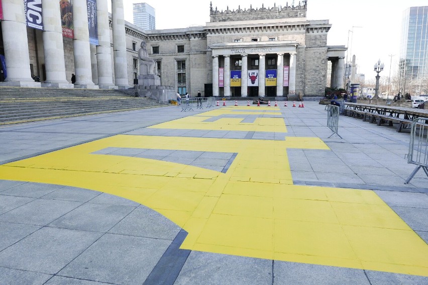 Poruszający napis przed Pałacem Kultury i Nauki. To gest solidarności z Ukrainą 