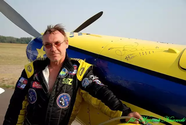 Pilot Uwe Zimmermann z Niemiec przy Extra 200