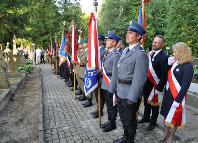 Od lat miejscem, w którym odbywają się główne obchody rocznicowe jest Cmentarz Wojskowy w Przemyślu. 

Przy Grobie Nieznanego Żołnierza zgromadzili się między innymi: kombatanci, parlamentarzyści, samorządowcy, delegacje, poczty sztandarowe służb mundurowych, stowarzyszeń i organizacji oraz harcerze.

Podczas uroczystości przybyłe delegacje złożyły kwiaty i wieńce przy Grobie Nieznanego Żołnierza, a okolicznościowe przemówienia wygłosili Posłowie na Sejm Rzeczypospolitej Polskiej Andrzej Matusiewicz i Marek Rząsa oraz w imieniu Prezydenta Miasta Przemyśla  Grzegorz Hayder – Zastępca Prezydenta. 

Zobacz także: 78. rocznica wybuchu II wojny światowej. Prezydent Andrzej Duda na uroczystościach w Wieluniu
