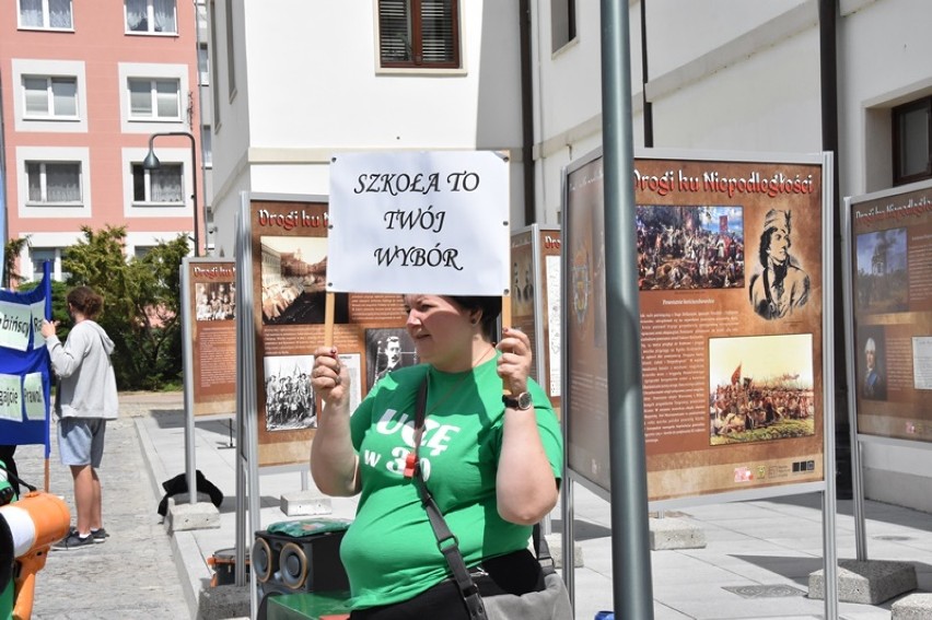 Nauczyciele, rodzice i uczniowie manifestowali przed ratuszem [ZDJĘCIA]