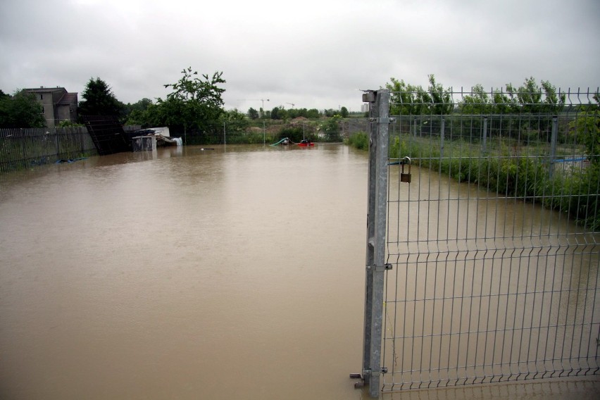 Świdnik: Woda zalała parkingi przy salonach Danelczyka 