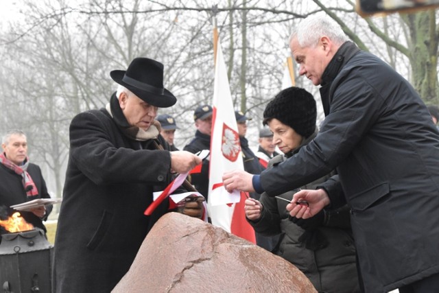 Tablica w parku Puchalskiego po 40. latach upamiętniła śremskich działaczy internowanych podczas stanu wojennego