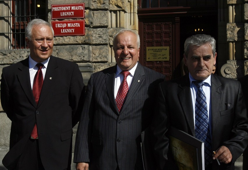 Na zdjęciu od lewej: obecny prezydent Legnicy Tadeusz...
