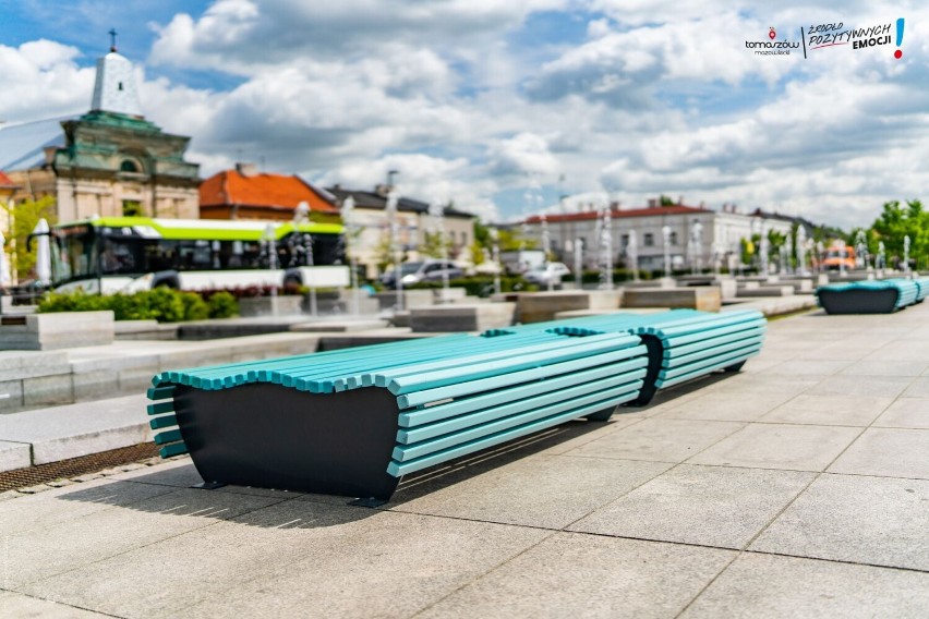 Turkusowe ławki pojawiły się na pl. Kościuszki w Tomaszowie. Czy spodobają się mieszkańcom? [ZDJĘCIA]