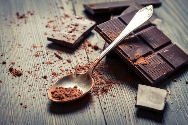 12 kwietnia to dzień wszystkich łakomczuchów - Dzień Czekolady. Możemy do woli objadać się czekoladowymi smakołykami. Proponujemy Wam 10 sprawdzonych przepisów m.in. na czekoladową tartę, czekoladowy deser z mango czy ciasteczka z czekoladą. Warto również pamiętać o tym, że to właśnie czekolada uważana jest również za afrodyzjak, który potrafi najsilniej wzbudzić pożądanie. 

Zobacz też: 6 powodów, dla których jeszcze bardziej pokochasz czekoladę
