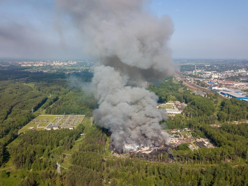 Gigantyczny pożar składowiska opon w Trzebini. Słup dymu i ognia widać było z wielu kilometrów