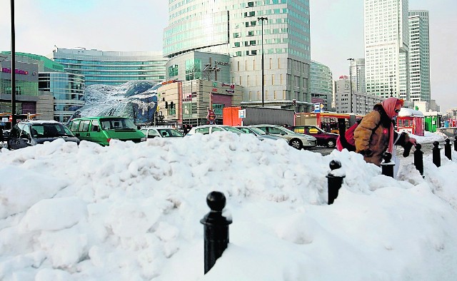 Tak wyglądają ulice nie tylko w centrum. Góry śniegu będą zalegać, dopóki nie stopnieją