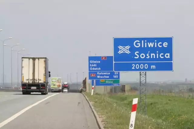 Według drogowskazów przy autostradzie A1 najlepsza trasa do Katowic wiedzie przez Gliwice. Tymczasem Ci, którzy jadąc od Częstochowy nie zjadą w Pyrzowicach na S1 do Katowic, mogą też zjechać z A1 na węźle Piekary. 

Zobacz kolejne zdjęcia. Przesuwaj zdjęcia w prawo - naciśnij strzałkę lub przycisk NASTĘPNE